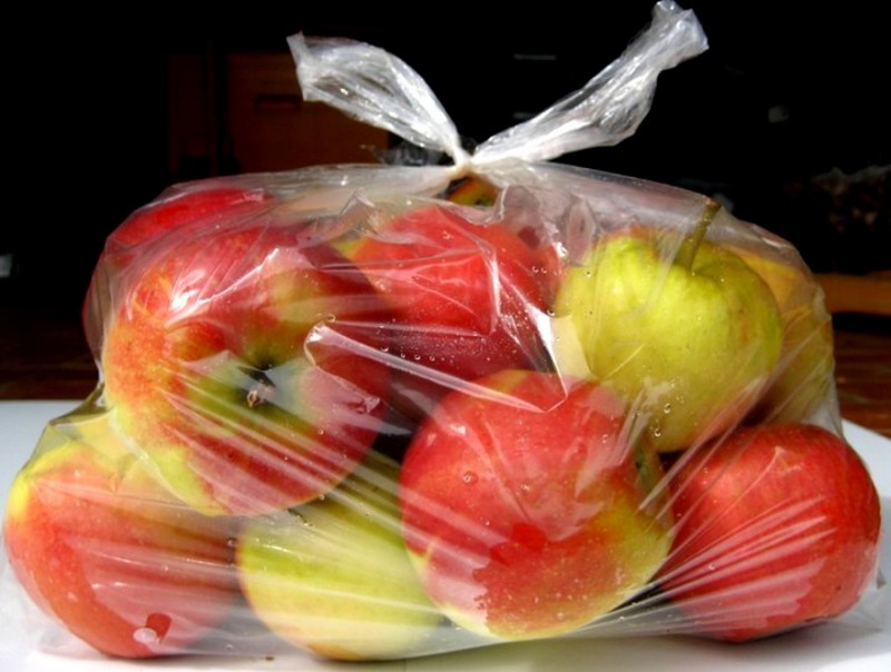 j'utilise des sachets pour préserver les pommes de la déshydratation et ralentir le murissement