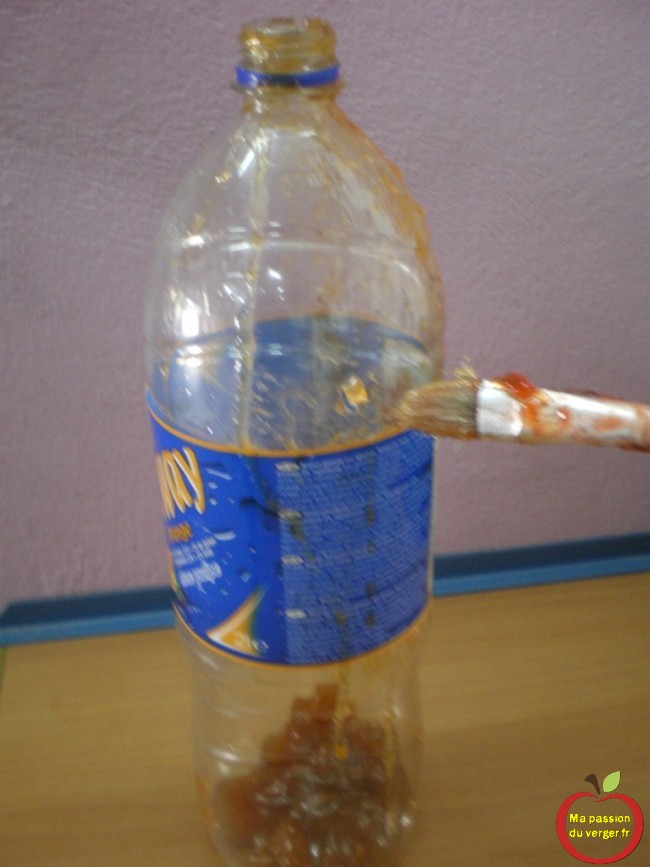 Au lieu de remplir le piège à guêpes avec du jus, on met de la vielle confiture et avec un pinceau, on enduit l'intérieur de la bouteille.