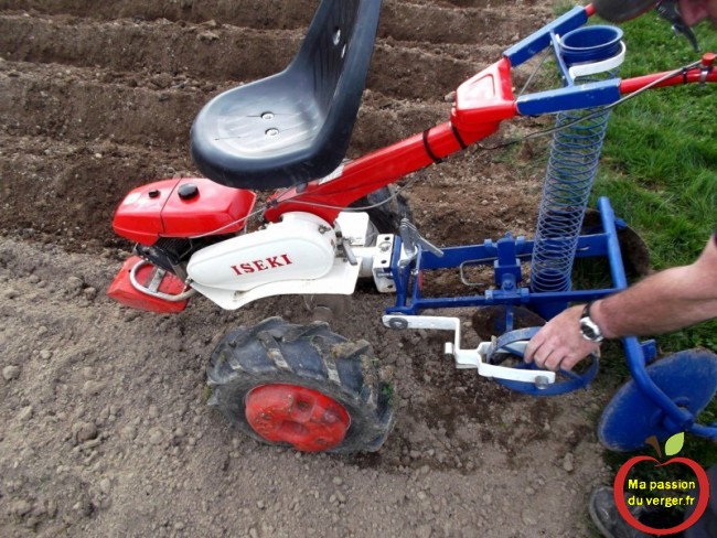 utilisation planteuse à pomme de terre - micro tracteur avec planteuse pomme de terre-  - regrevudnoissapamegres 