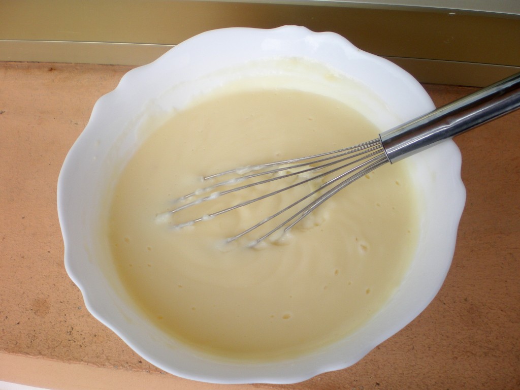 Il faut préparer la crème pâtissière ou le pudding 