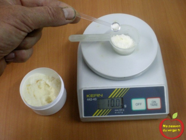 Pesage de la iodure de potassium, pour réaliser la solution iodée.
