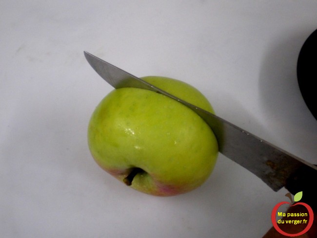 Coupez chaque pomme en deux en utilisant un couteau bien aiguisé, de façon à obtenir une coupe transversale du cœur