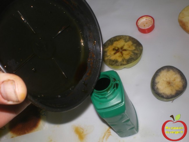 Recuperer le reste de solution iodée, après le test, de la date de cueillette des poires.
