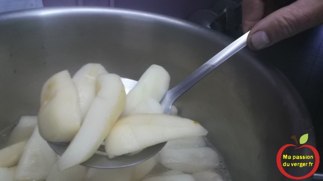 Sortir les poires, avec une écumoire et après un passoire à grosses mailles.