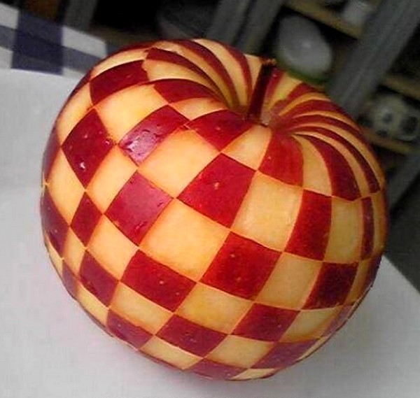creative-apple-carving-art
