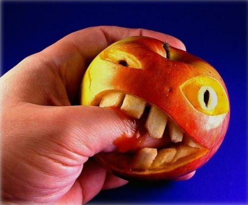 fruit-and-vegie-sculpture-apple-biting-finger1