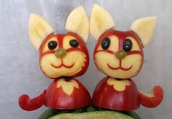 kittens fruit sculpture with apples_garnishfood