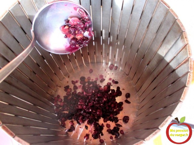 Mettre directement le marc de raisin, dans le pressoir.
