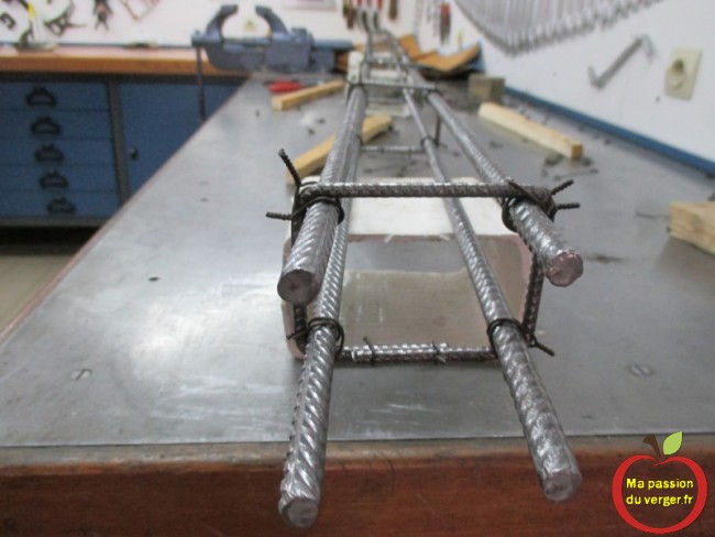 Préparation des armatures pour le béton armé pour renforcer les poteaux de palissage