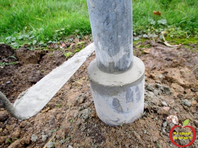 utiliser du beton, pour proteger contre la rouille et empeche le contact avec la terre