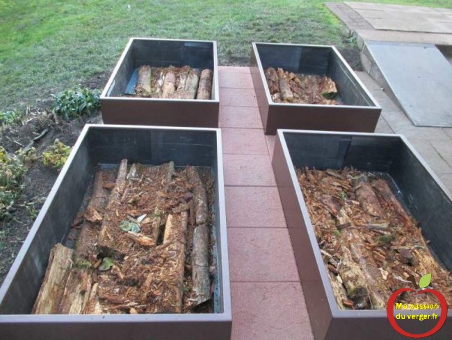 realiser potager en carre en permaculture, avec une couche de bois des feuilles et du compost