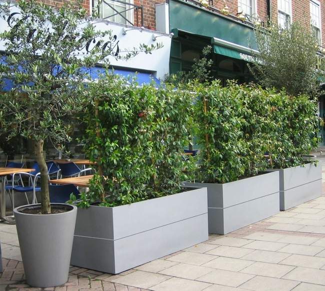 Protection des terrasses de restaurants, de cafés,... avec des jardinières de plantation -Les bacs peuvent également être fixer au sol pour garantir une bonne protection)-